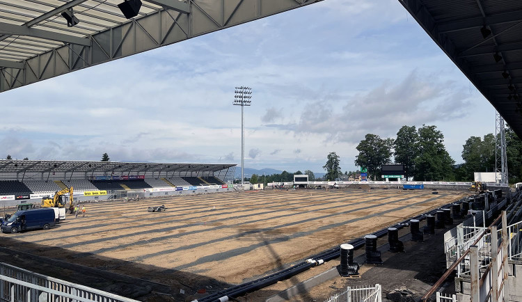 Hrací plocha fotbalového stadionu na Střelnici prochází rekonstrukcí