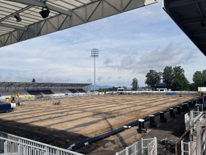 Hrací plocha fotbalového stadionu na Střelnici prochází rekonstrukcí