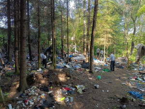 Liberec likviduje s pomocí vězňů skládku u letiště, žili tam bezdomovci