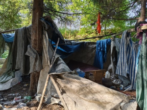 Liberec likviduje s pomocí vězňů skládku u letiště, žili tam bezdomovci