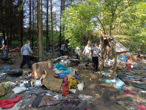 Liberec likviduje s pomocí vězňů skládku u letiště, žili tam bezdomovci