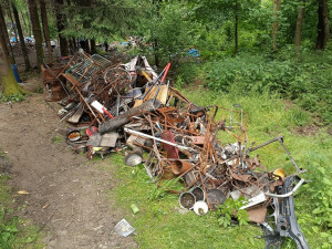 Liberec likviduje s pomocí vězňů skládku u letiště, žili tam bezdomovci