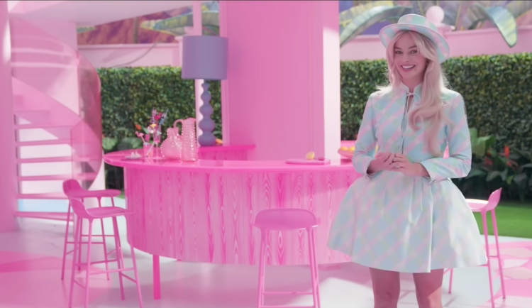 Růžové džbány českých sklářů zdobí domov Barbie ve stejnojmenném filmu