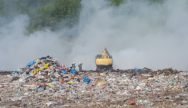 Hasiči likvidují požár skládky u Volfartic, zásah zřejmě potrvá přes noc