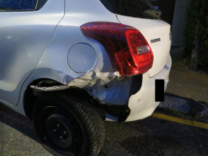 Řidič nezvládl jízdu a naboural dvě auta. Nadýchal přes dvě a půl promile