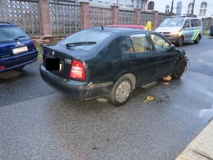 Řidič nezvládl jízdu a naboural dvě auta. Nadýchal přes dvě a půl promile