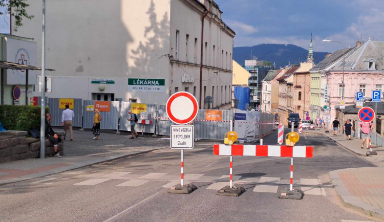 Uzavírka na Husově ulici.