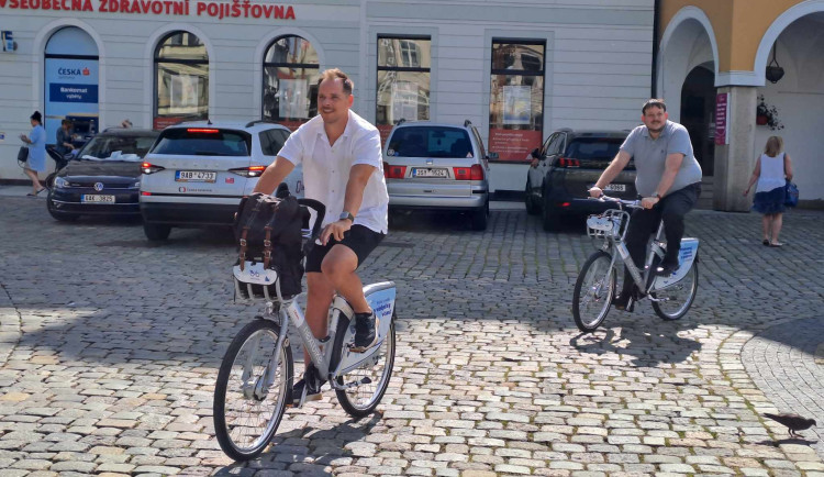 V Liberci začala jezdit sdílená kola.