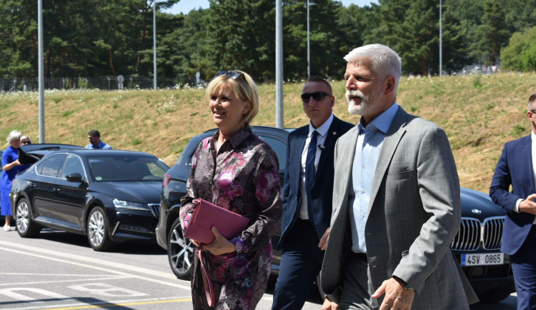 FOTO, VIDEO: Prezident Petr Pavel na návštěvě Jihočeského kraje. Prohlédl si letiště a Koh-i-noor