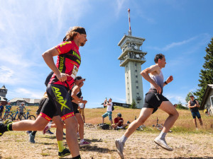 Na premiérový závod Běhej lesy na Klínovci si našlo cestu přes 1 600 běžců