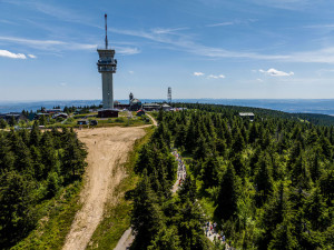 Na premiérový závod Běhej lesy na Klínovci si našlo cestu přes 1 600 běžců