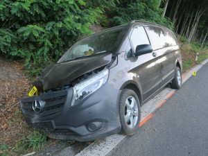 Zdemolované auto, porušení zákazu i karambol na kole. Za vším byl alkohol