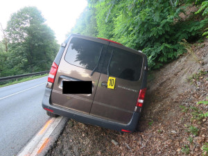 Zdemolované auto, porušení zákazu i karambol na kole. Za vším byl alkohol