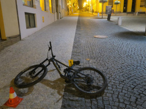 Zdemolované auto, porušení zákazu i karambol na kole. Za vším byl alkohol