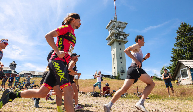 Na premiérový závod Běhej lesy na Klínovci si našlo cestu přes 1 600 běžců