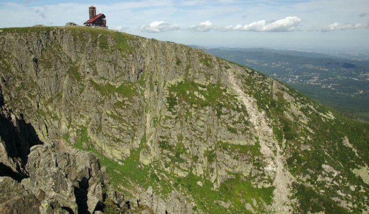 Stopy po ledovci na polské straně Krkonoš jsou patrné na mnoha místech.