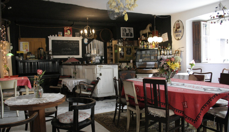 Interiér Jazzové Osvěžovny ve Frýdlantu.