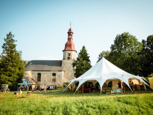 Festival na záchranu kostela v Horním Vítkově nabízí zábavu všem generacím