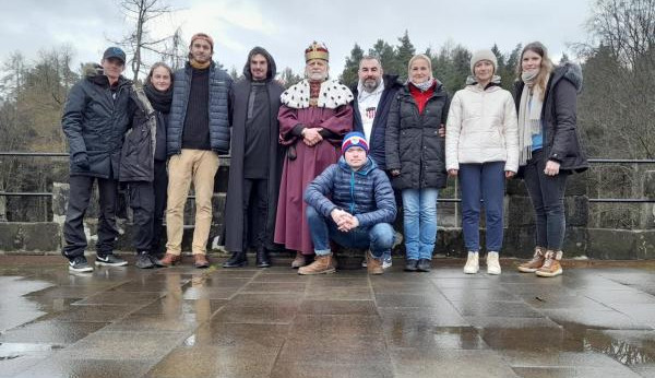 Studenti na Valdštejně při natáčení videa.