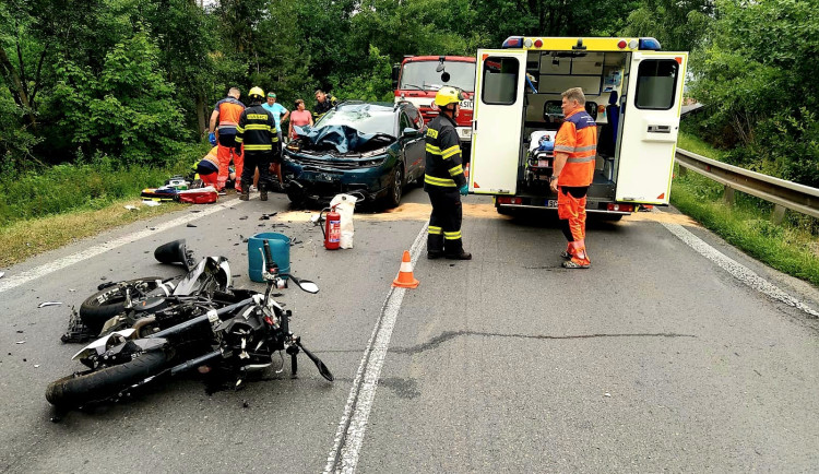 Vážná dopravní nehoda na silnici u Blatné na Strakonicku. Tah je průjezdný jedním pruhem