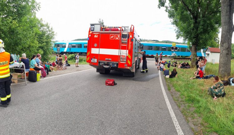 Vlak plný lidí na přejezdu v Libštátu narazil do auta. Z něj cestující stihli vystoupit