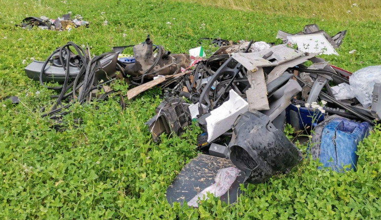 Hromada odpadu vyvezená na černo ve Lvové.