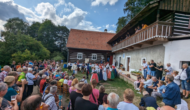 Zachraňovaný hostinec v Podještědí už vypadá skoro jako před sto lety