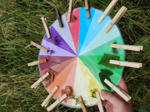 Děti se tří zemí poznávají na letním táboře v ekocentru přírodu Jizerských hor