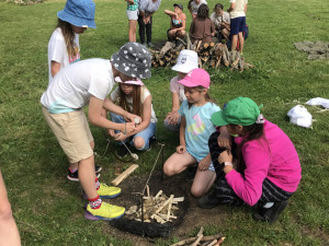 Děti se tří zemí poznávají na letním táboře v ekocentru přírodu Jizerských hor