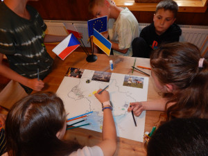 Děti se tří zemí poznávají na letním táboře v ekocentru přírodu Jizerských hor