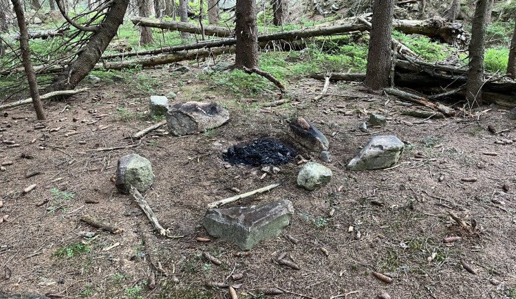 Ohniště, které zapálili turisté v Obřím dole.