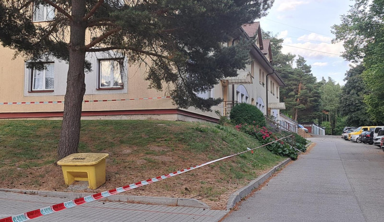 Tragédie u lipenské přehrady. V kontejneru našel muž tělo novorozence