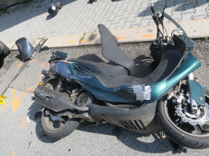 Řidička si nevšimla malého motorkáře a vjela mu rovnou do cesty