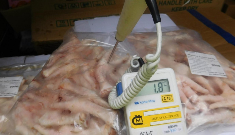 Teplota zmraženého masa nebyla právě ideální.