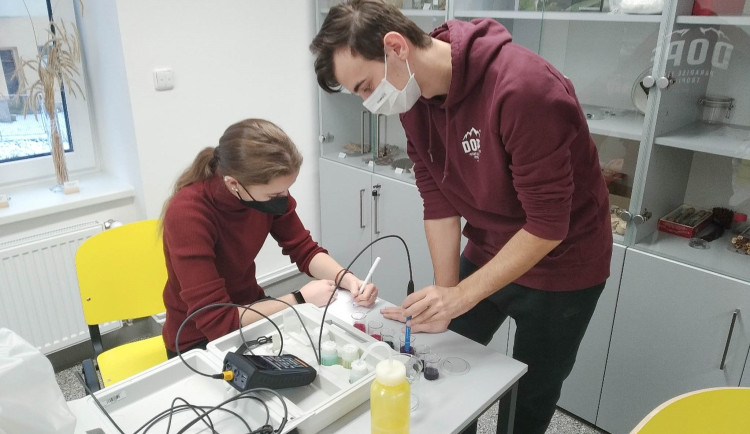 Studenti biologie při práci.