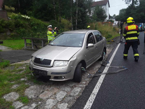 Auto uklouzlo na mokré silnici a zapadlo do potoka. Nikdo se nezranil