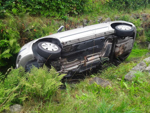 Auto uklouzlo na mokré silnici a zapadlo do potoka. Nikdo se nezranil