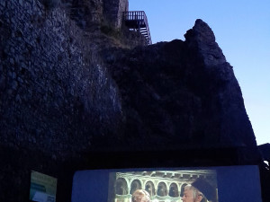 Zažijte romantické večery na Troskách, v letním kině nebo u táboráku