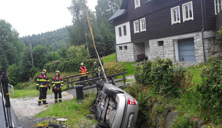 Vyprošťování automobilu z potoka.