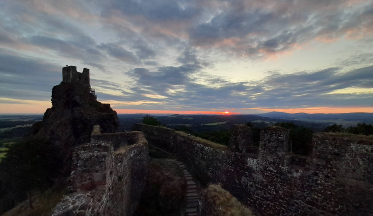 Trosky po setmění.