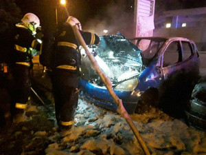 Na Kunratické v noci hořela dvě zaparkovaná auta, moc z nich nezbylo