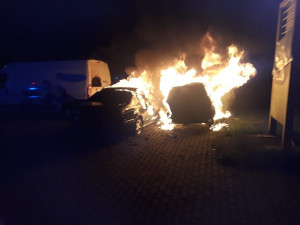 Na Kunratické v noci hořela dvě zaparkovaná auta, moc z nich nezbylo