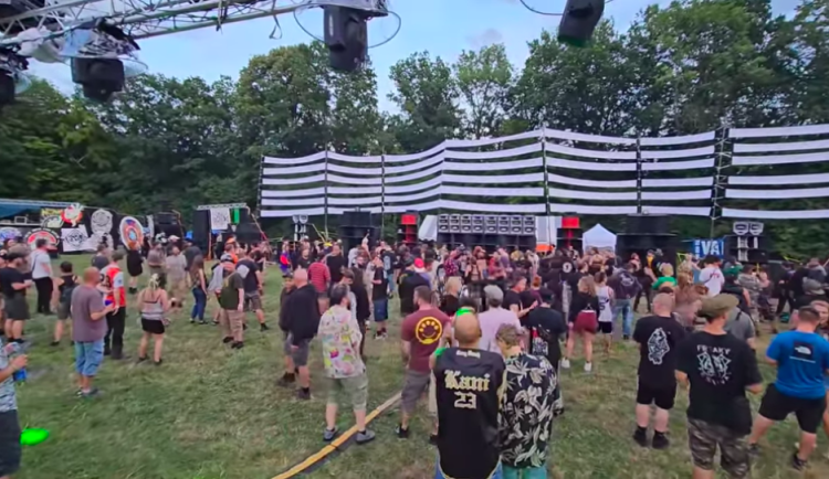 Třídenní technoparty na pozemku u Stvolínek navštívily dva tisíce lidí. Akce nešla ukončit