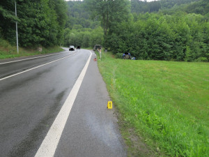 Řidičku přemohl mikrospánek, s autem se překlopila do betonového propustku