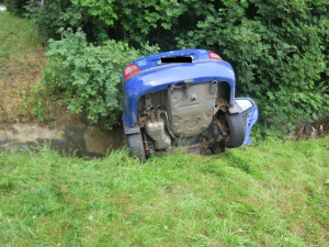 Řidičku přemohl mikrospánek, s autem se překlopila do betonového propustku