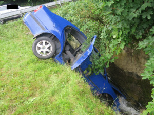 Řidičku přemohl mikrospánek, s autem se překlopila do betonového propustku