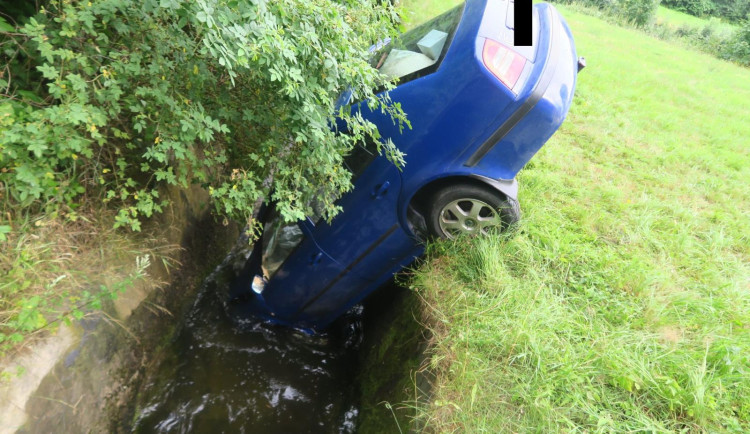 Řidičku přemohl mikrospánek, s autem se překlopila do betonového propustku