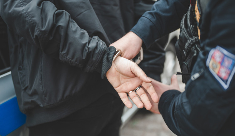 S kradeným autem jezdil pod vlivem drog. Klíče ukradl v odemčeném srubu