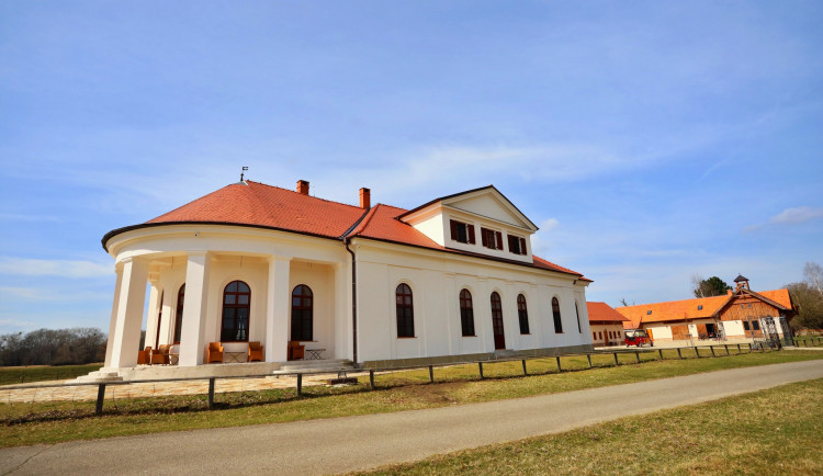 U Břeclavi opravili starý lovecký zámeček. V památce přespí cyklisté