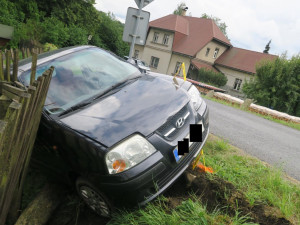 Senior nezvládl rozjíždění do kopce a naboural plot. Nadýchal přes 1,5 promile